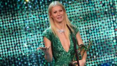 Голата и златна Гуинет Полтроу навърши 50