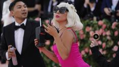 Лейди Гага представя новия аромат на Valentino