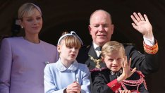 Принцеса Шарлийн заслепи тълпата в бонбоненолилав костюм