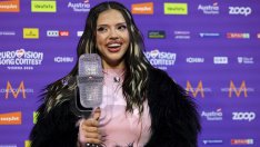 Воден салют, танци и BANGARANGA на летището &ndash; DARA донесе трофея от &bdquo;Евровизия&ldquo; в България