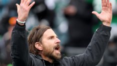 Брадли Купър остави Джиджи у дома и взе дъщеря си Леа на мача на „Филаделфия Ийгълс“