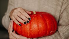 Направи си сам: Как да добавите глазиран ефект върху ноктите