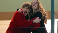 Всички искат червено палто като това на Тейлър Суифт