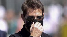 Том Круз кацна с хеликоптер в двора на британското семейство