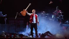 Ед Шийрън със серенада пред Върховния съд в Лондон