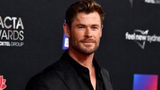 Наслада за очите - голият Крис Хемсуърт показва как поддържа стегната фигура