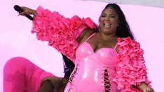 Стилът на звездите: Лизо комбинира маникюра с роклята си