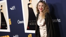 Къдравата Анджелина Джоли впечатли с визия на червения килим