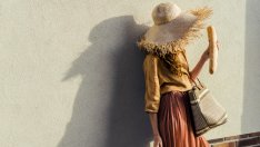Шапката от рафия вече не е само за плажа: ето как да я носите според експертите