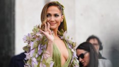 Дамата с цветята – Джей Ло с нова впечатляваща флорална визия