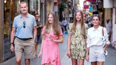 Принцеса Леонор и инфанта София показаха стил на прием в двореца в Палма де Майорка