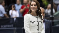 Плисирана пола с блейзър – Кейт Мидълтън изцяло в бяло