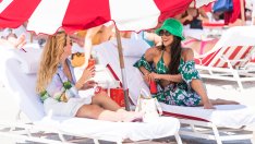 Мода на плажа – какво носят звездите