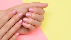Маникюр „Розови конфети“ – най-сладката тенденция за лято 2025