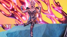 Прозрачна рокля с леопардов принт – на Карди Би не ѝ пука