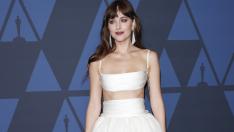 Дакота Джонсън пръска сексапил по копринен пеньоар 