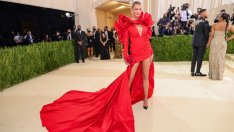 Прически за зимата: Карли Клос с нов цвят на косата