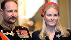 Мете-Марит от Норвегия подноси брошката на сестрата на крал Харалд, която казва: Надявам се да умра, преди тя да стане кралица