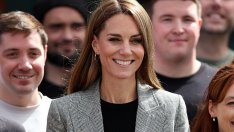 Есенен стил – лъчезарната принцеса Кейт се появи в костюм от туид в две части