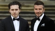 Като татко: Бруклин Бекъм си татуира имената на роднините си