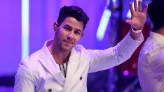 След инцидент по време на снимки: Изписаха Ник Джонас 