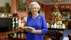 За Коледа: Елизабет II сменя 7 рокли