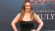 Не всички в Холивуд са кльощави – Дженифър Лав Хюит показа извивки в прилепнала черна рокля 