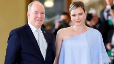 Уникална: Асиметричните рокли на принцеса Шарлийн от Монако