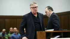 Алек Болдуин още е в опасност да влезе в затвора