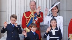 Щастие на 42 - принц Уилям в забавна снимка с трите си деца