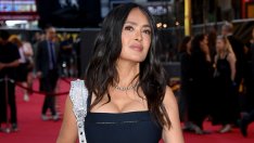 Бяла коса и жълт бански – перфектната комбинация от Салма Хайек