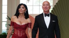 Джеф Безос и Лорън Санчес с уникален подарък за сватбените си гости