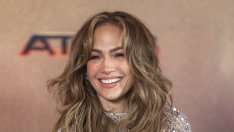 Дженифър Лопес – луда по черешовия маникюр