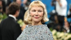 Памела Андерсън показа шокираща нова визия на червения килим на Met Gala