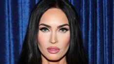 След розова и синя коса Меган Фокс отново е брюнетка с къс боб и бретон