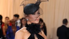 Секси каубойка – Джей Ло с бански с абстрактен принт 