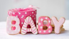 Сантра с погача за дъщеря си