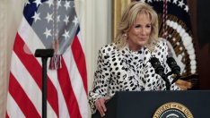 Джил Байдън със специална маска в чест на Украйна