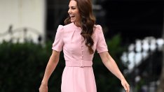 Код розовo: Кейт Мидълтън с кукленска рокля 