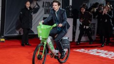 Тимъти Шаламе се появи с колело на червения килим, глобиха го 79 долара