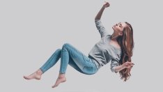 Тесните дънки се завръщат – как да ги носим през 2025