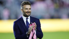 Голият Дейвид Бекъм показва мускули в залата