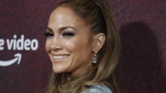 Зимна мода – Джей Ло изкушава с палто