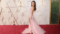 Звезден фитнес: Как Лили Джеймс се превърна в Памела Андерсън