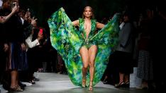 Заради Джей Ло: Versace съди компания за дрехи