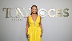 Уникално: Брук Шийлдс съчета бляскава рокля с жълти кроксове на червения килим