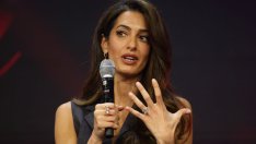 Амал Клуни се появи в невероятно елегантен смокинг-гащеризон