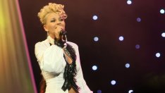 Сексапилна фризьорка дарява ДесиСлава с първо внуче