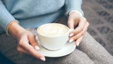 Нокти като мляко – тенденция в маникюра за пролетта