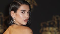 Лято 2022 – Дуа Липа със сив деним